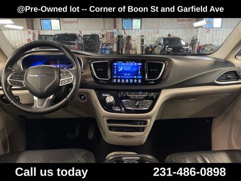 Used 2017 Chrysler Pacifica Touring-L Plus w/ Advanced Safetytec Group FWD image 19