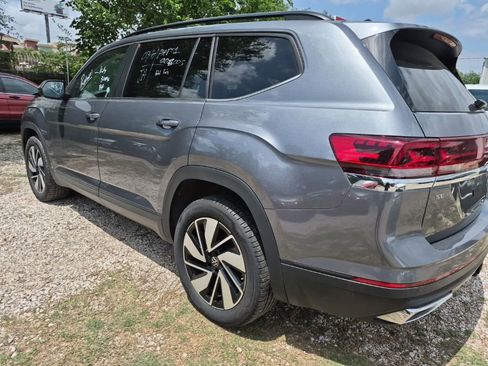 Used 2025 Volkswagen Atlas SE image 2