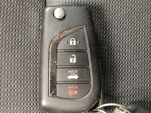 Used 2021 Toyota Corolla LE FWD image 32