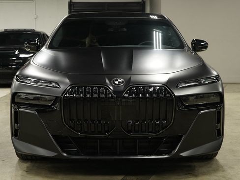 Used 2025 BMW 760i xDrive w/ Executive Package AWD/4WD image 8