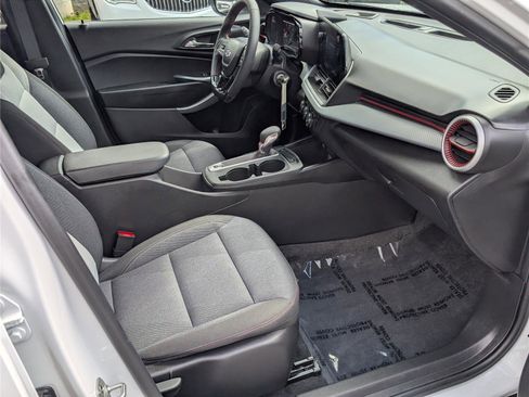 Used 2025 Chevrolet Trax RS w/ Sunroof Package FWD image 10