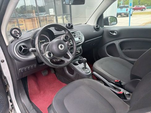 Used 2016 smart fortwo passion RWD image 16