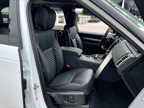 New 2025 Land Rover Discovery Dynamic SE image 6