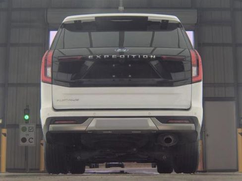 Used 2025 Ford Expedition Platinum image 6