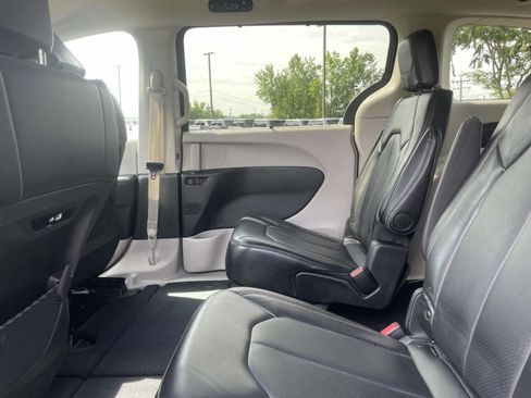 Used 2024 Chrysler Pacifica Touring-L FWD image 9