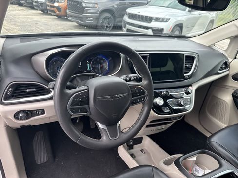 Used 2023 Chrysler Pacifica Touring-L FWD image 8