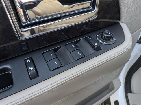 Used 2016 Lincoln Navigator Select image 30