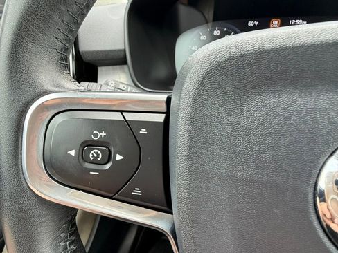 Used 2020 Volvo XC40 T4 Momentum image 26