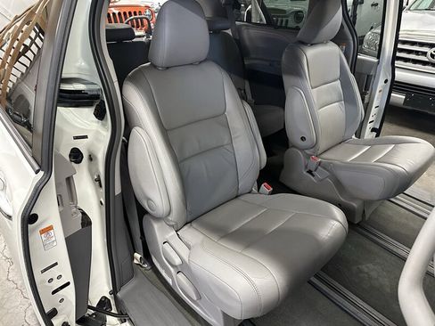 Used 2015 Toyota Sienna XLE AWD/4WD image 40