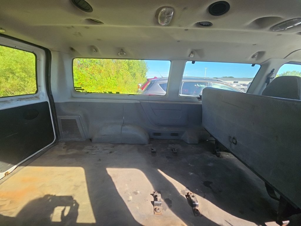 Used 2006 Ford E-150 and Econoline 150 Wagon RWD image 6