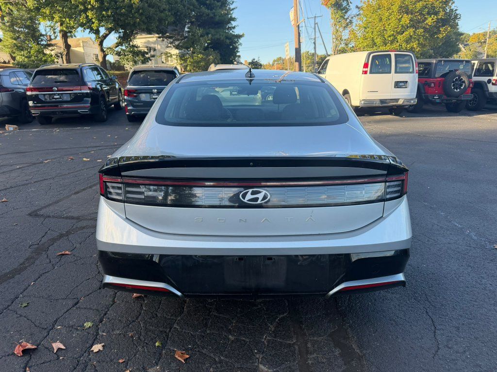 Used 2025 Hyundai Sonata SEL FWD image 3