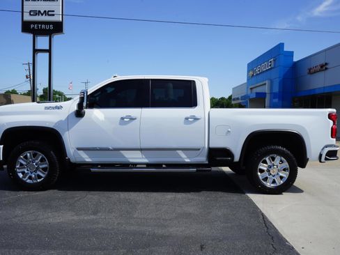 Used 2024 Chevrolet Silverado 2500 High Country w/ High Country Premium Package AWD/4WD image 2