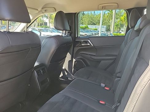 Used 2022 Mitsubishi Outlander SE image 7