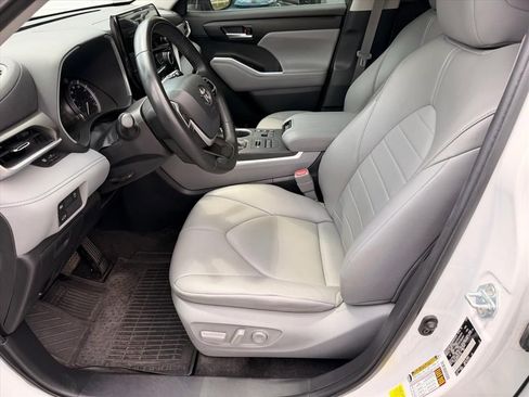 Used 2023 Toyota Highlander XLE AWD/4WD image 12