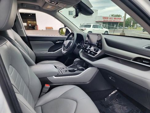 Used 2022 Toyota Highlander XLE image 11