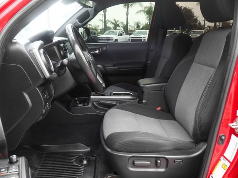 Used 2020 Toyota Tacoma TRD Off-Road w/ Technology Package AWD/4WD image 18
