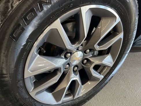 Used 2022 Chevrolet Suburban LT w/ Luxury Package image 11