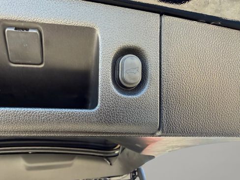 Used 2020 Chevrolet Suburban LT image 30