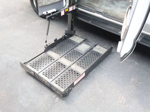Used 2000 Ford E-150 and Econoline 150 RWD image 2