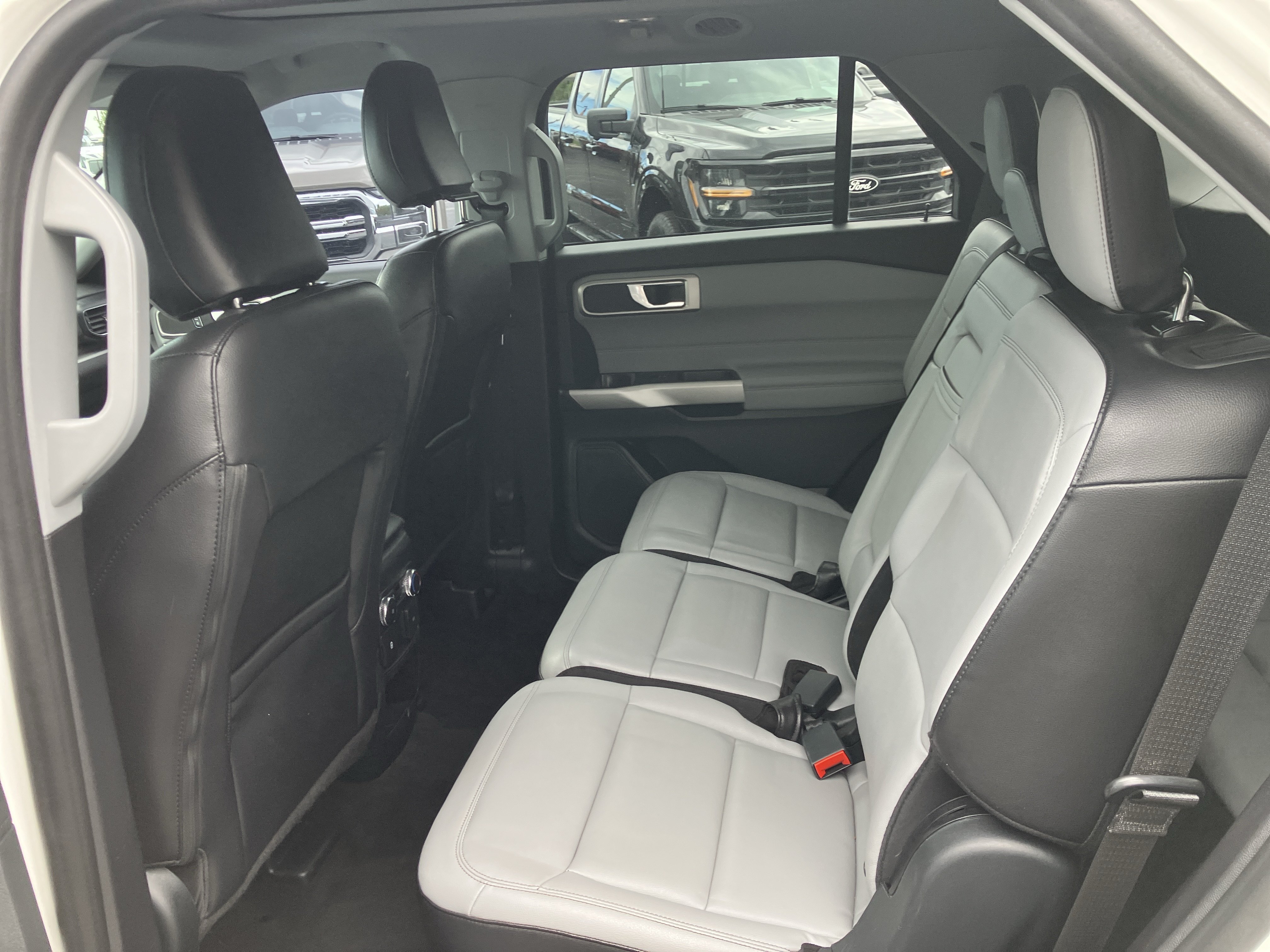 Used 2021 Ford Explorer XLT w/ Equipment Group 202A AWD/4WD image 15
