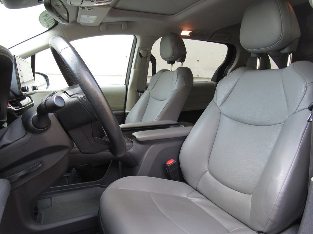 Certified 2024 Toyota Sienna XLE FWD image 11