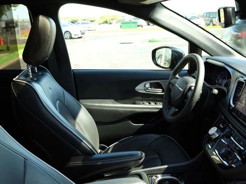 Used 2025 Chrysler Pacifica Limited FWD image 54