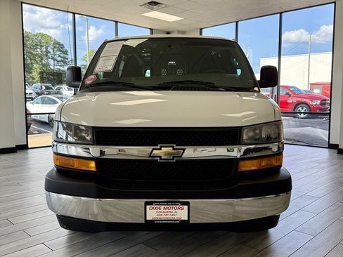 Used 2018 Chevrolet Express 2500 w/ Driver Convenience Package RWD image 2