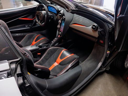Used 2020 McLaren 720S Spider image 12