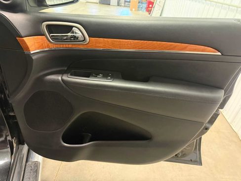 Used 2013 Jeep Grand Cherokee Overland AWD/4WD image 29