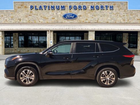 Used 2023 Toyota Highlander XLE image 3