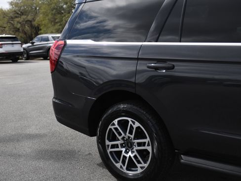 Used 2025 Ford Expedition Active image 4