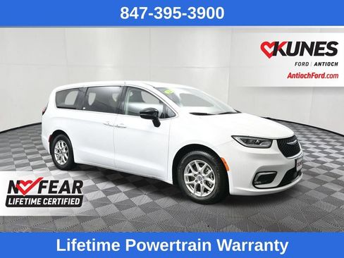 Used 2024 Chrysler Pacifica Touring-L FWD image 3