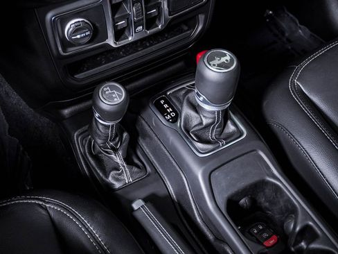 Used 2019 Jeep Wrangler Unlimited Sahara AWD/4WD image 25