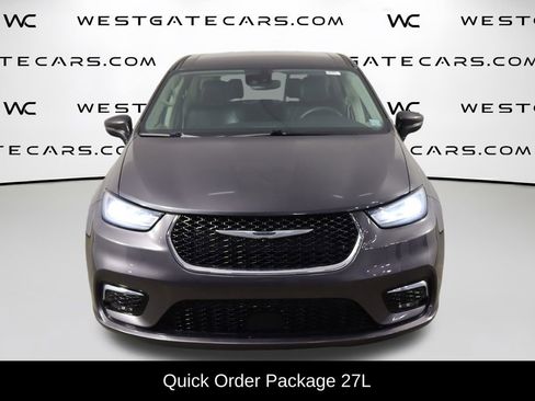 Used 2023 Chrysler Pacifica Touring-L FWD image 2