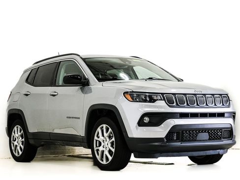 Used 2022 Jeep Compass Latitude w/ Sun and Sound Group AWD/4WD image 1
