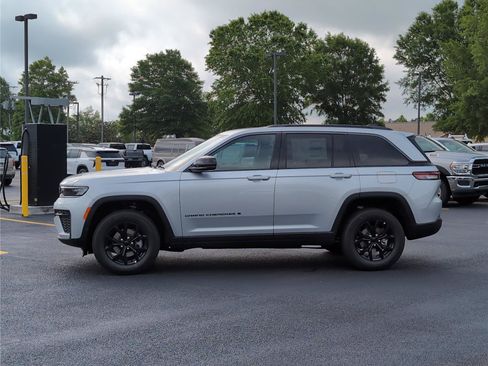 New 2026 Jeep Grand Cherokee Altitude RWD image 2