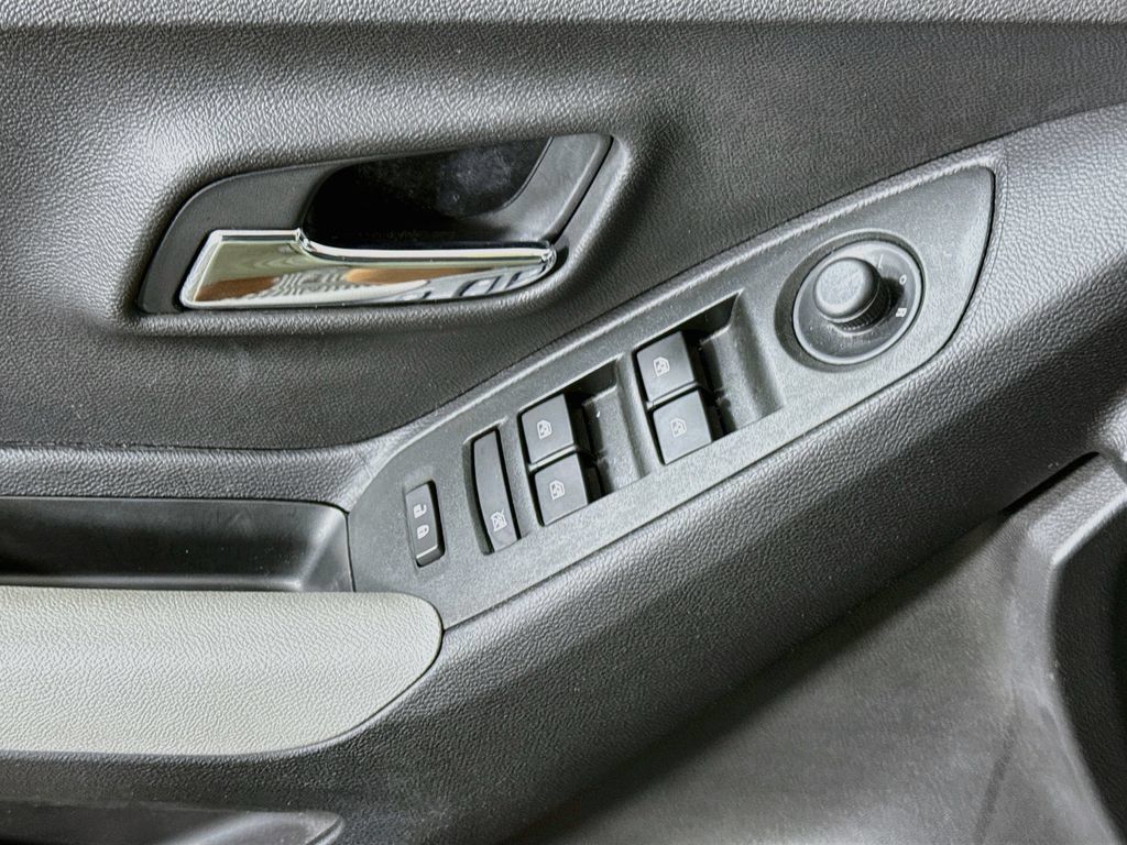 Used 2020 Chevrolet Trax LT w/ LT Convenience Package FWD image 22