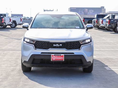 Used 2022 Kia Sorento LX FWD image 2