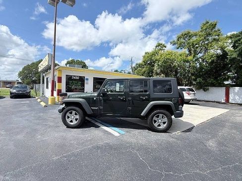Used 2010 Jeep Wrangler Unlimited Rubicon AWD/4WD image 7