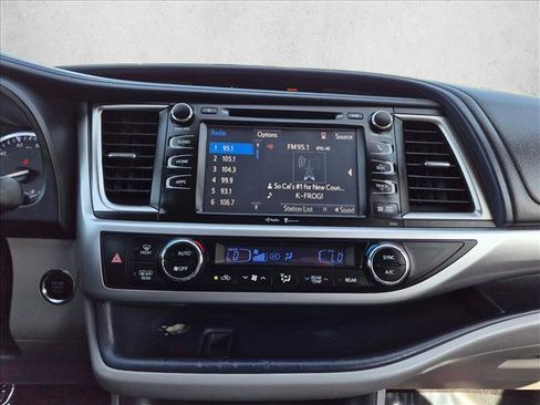 Used 2015 Toyota Highlander XLE FWD image 13