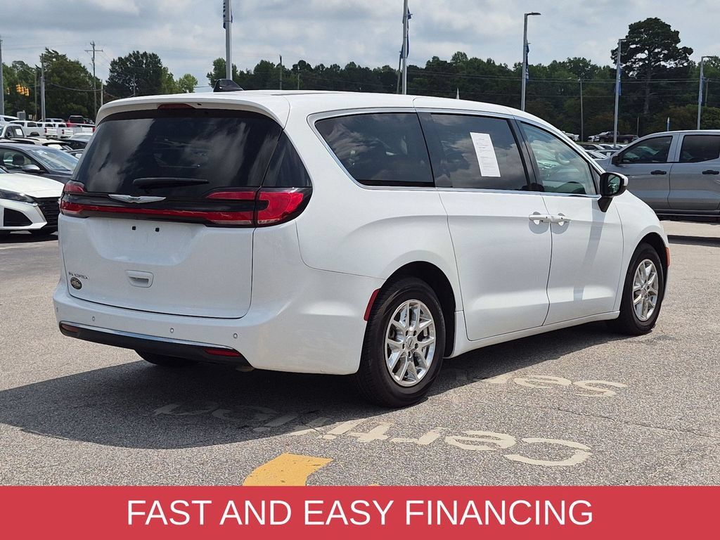 Used 2023 Chrysler Pacifica Touring-L FWD image 4