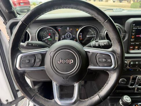 Used 2022 Jeep Wrangler Unlimited Sahara w/ Cold Weather Group AWD/4WD image 18