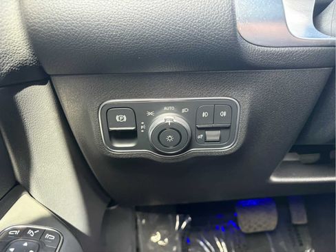 Used 2025 Mercedes-Benz GLB 250 4MATIC image 13