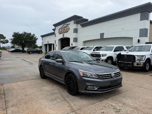 Used 2018 Volkswagen Passat 2.0T SEL Premium FWD image 2