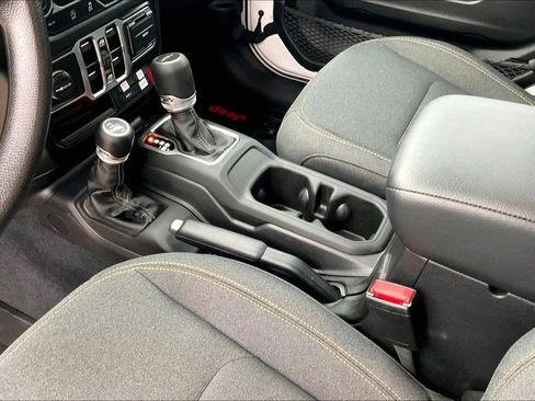 Used 2025 Jeep Gladiator Sport image 18