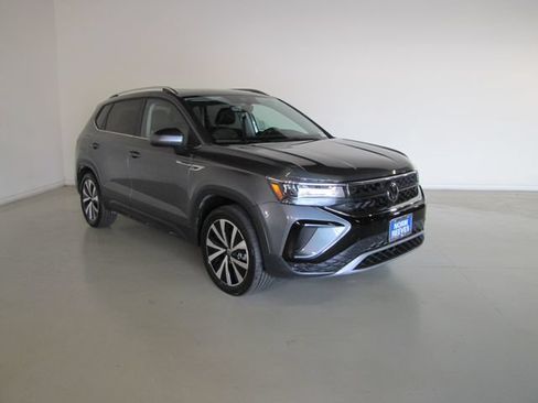 Used 2023 Volkswagen Taos SE w/ Panoramic Sunroof Package AWD/4WD image 3