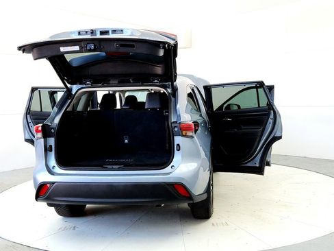 Used 2022 Toyota Highlander XLE AWD/4WD image 11