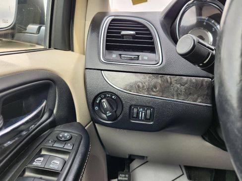Used 2015 Chrysler Town & Country Touring w/ Driver Convenience Group image 16