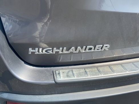 Used 2019 Toyota Highlander LE FWD image 13