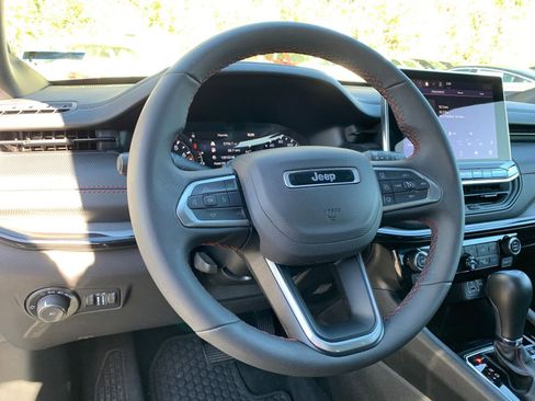 Used 2025 Jeep Compass Trailhawk image 33